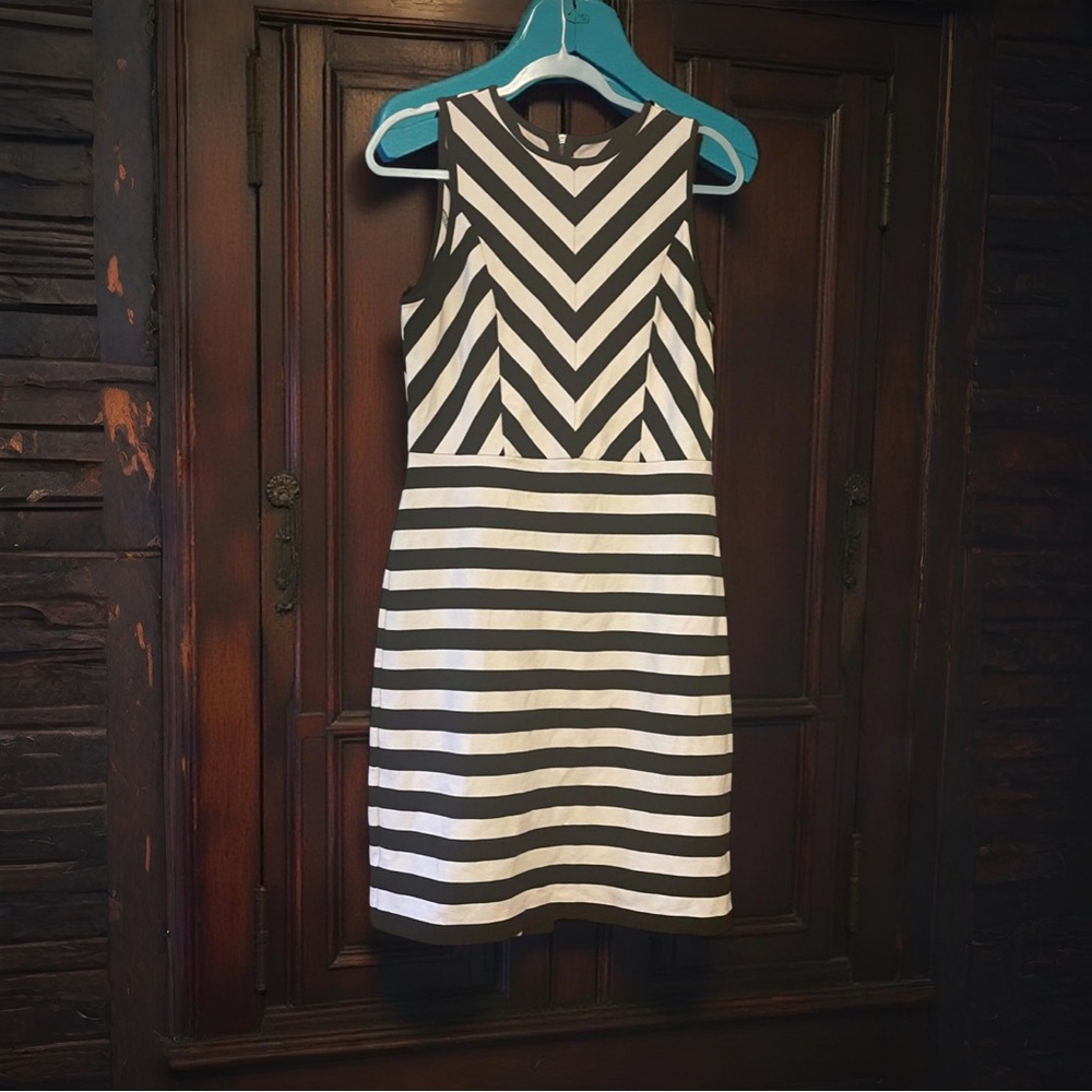 ‧₊˚✮ Striped Chevron Bodycon NWOT Work Heavy Fabric Day to Night - Picture 2 of 12